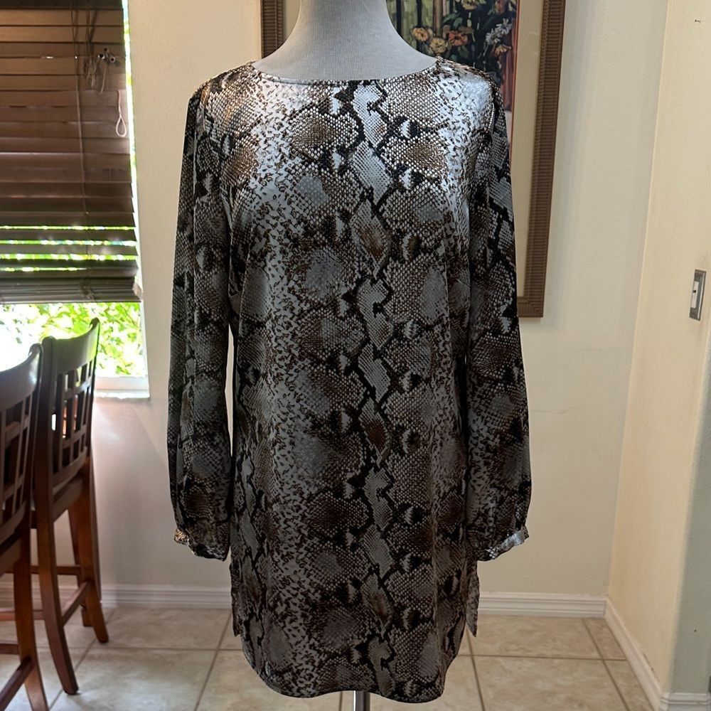 Chico’s Silver/Bronze Snake Print Sateen Long Sleeve Tunic Size 1-Medium - Picture 9 of 14
